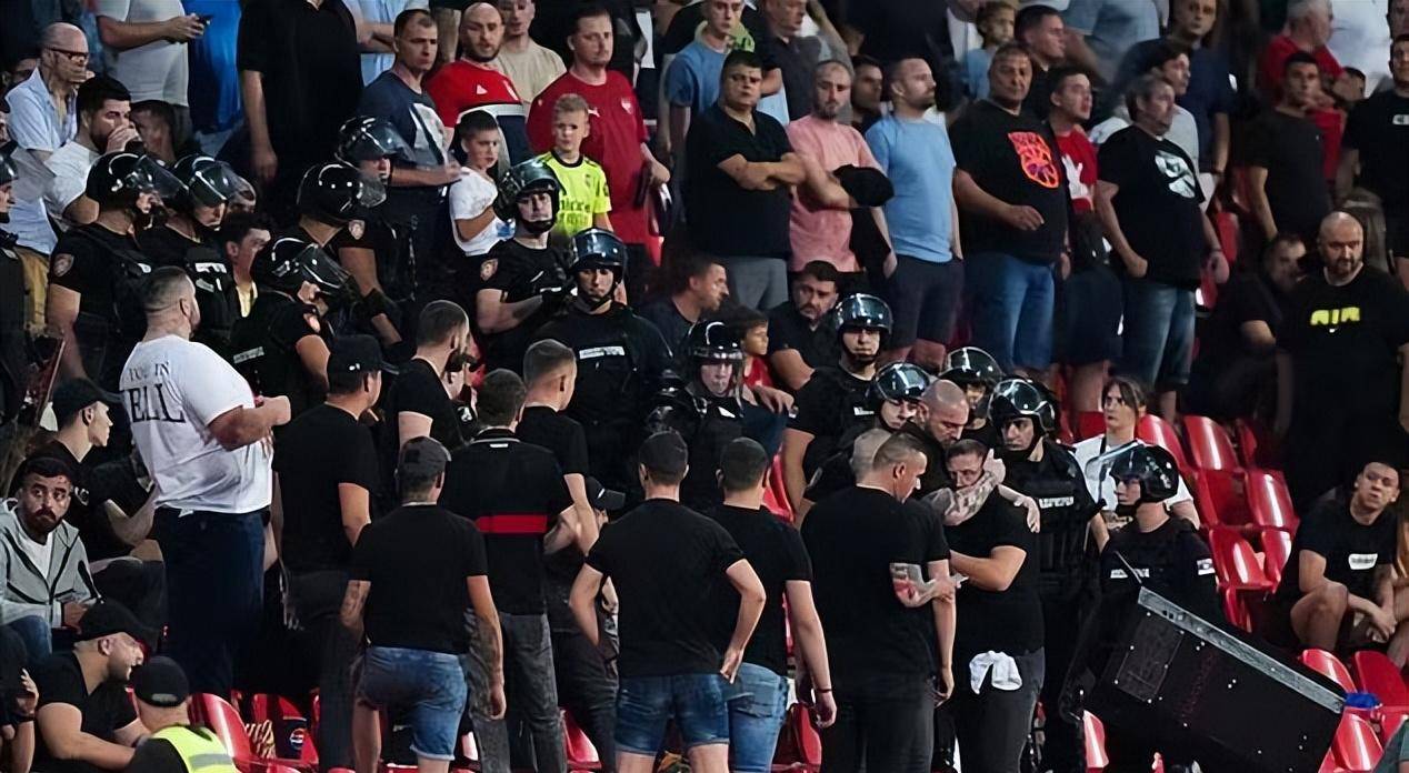 开云-大比分获胜引发热议！，Ning在塞尔维亚队比赛中出色防守赛场气氛高涨-开云