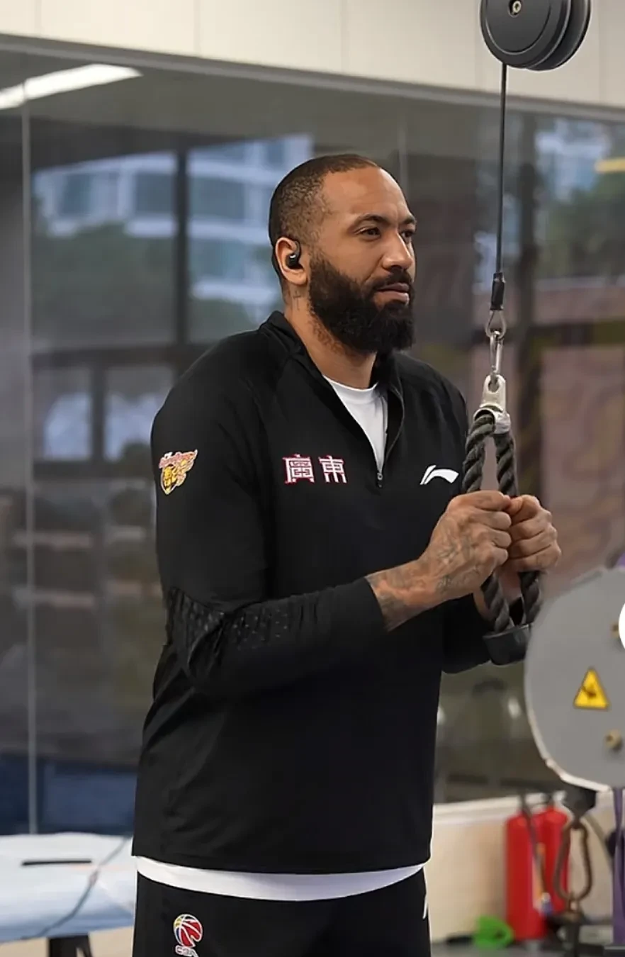 开云官方网站在线登陆-西甲赛程吃紧，广东宏远赛前队长鼓劲，赛场秩序良好，团队化学反应显著-开云官方网站在线登陆